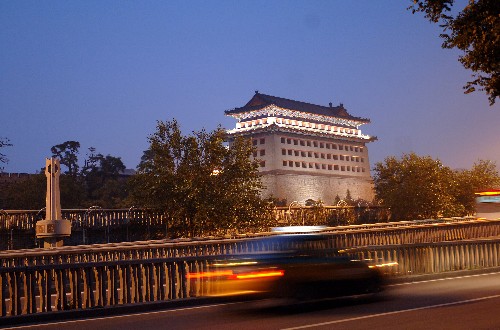 北京城东南角楼夜景(7月7日摄)。北京明城墙遗址公园位于北京市中心区域,东起东便门角楼,西至崇文门,现存城墙全长约1.5公里,是原北京内城城垣的组成部分。北京明城墙始建于明永乐17年(公元1419年),全长约40公里,墙高约11米,顶宽约15米,墙基宽约18米。20世纪50至60年代,城墙大部分被拆除,现仅存两处城墙遗址。 位于公园内的全国重点文物保护单位北京城东南角楼是明、清时北京内城东南转角处的箭楼,是全国仅存的规模最大的城垣角楼建筑,至今已有500多年历史。 新华社记者 马宁 摄