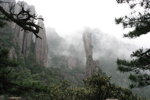 7月7日,中国江西三清山风景名胜区在加拿大魁北克城举行的第32届世界遗产大会上,被正式列入《世界遗产名录》。 世界遗产委员会对中国江西三清山风景名胜区的遗产价值给予了高度评价,认为其在一个相对较小的区域内展示了独特的花岗岩石柱与山峰,丰富的花岗岩造型石与多种植被、远近变化的景观及震撼人心的气候奇观相结合,创造了世界上独一无二的景观美学效果,呈现了引人入胜的自然美。 这是三清山景点“雾绕巨蟒”(资料照片)。 新华社发