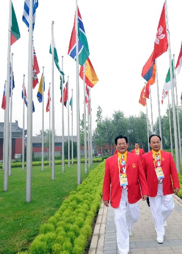 7月27日,中国体育代表团成员在奥运村。当日,奥运村开村仪式和中国代表团升旗仪式在北京奥运会奥运村举行。 新华社记者杨磊摄