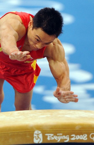 8月14日,中国选手杨威在进行跳马比赛。当日,中国选手杨威在国家体育馆举行的北京奥运会男子个人全能决赛中夺得冠军。 新华社记者王雷摄