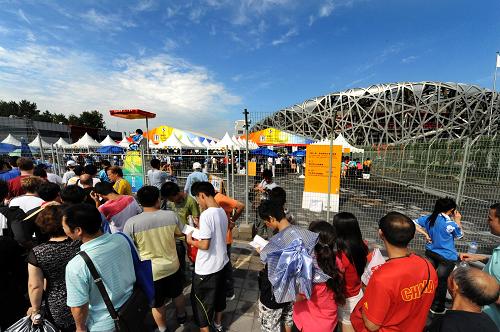 8月15日,观众正前往“鸟巢”观看北京奥运会田径比赛。当日,北京奥运会田径比赛在国家体育场——“鸟巢”拉开战幕。之后10天的赛程将诞生47块金牌,这里会有怎样的奇迹上演,又会有多少巅峰对决,我们拭目以待。新华社记者 李紫恒 摄