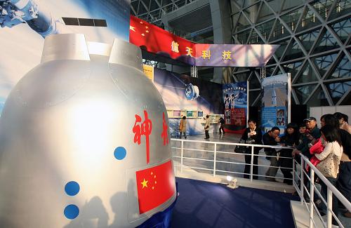 12月2日拍摄的即将展出的“神舟七号”返回舱模型。当日,“上海2008航天科技展”全部展品在上海科技馆内布展完毕,并将于12月3日正式开幕。此次参展的40多件展品中,最引人注目的是“神七”的相关展品。其中,翟志刚、刘伯明、景海鹏三名航天员在返回舱内使用的座椅将实物展出。此外,飞船返回舱使用的降落伞也会与观众见面;而无法返回地面的“神七”的轨道舱和推进舱的一模一样的正样件也将亮相航天展。新华社记者 刘颖 摄