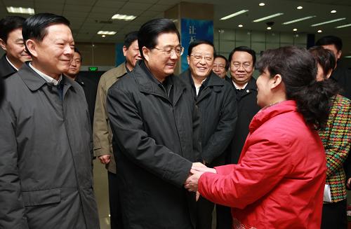 12月12日至14日,中共中央总书记、国家主席、中央军委主席胡锦涛到辽宁考察工作。这是胡锦涛在沈阳人力资源市场同一位前来咨询的自主创业人员攀谈,了解她创办的企业吸纳就业的情况。新华社记者 鞠鹏 摄