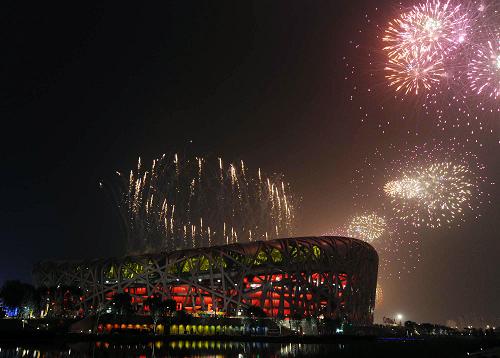 2008年8月8日,第29届夏季奥林匹克运动会在中国国家体育场隆重开幕。这是开幕式上的焰火表演。新华社记者 李勇 摄