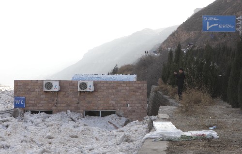 1月21日,摄影师在陕西宜川壶口瀑布主景区一公厕旁拍摄凌汛灾害情况。 1月17日23时20分至18日零时48分,黄河突发特大凌汛,洪水夹杂大量冰块涌进陕西宜川黄河壶口主景区,短时间内冰凌布满400多米宽的河道,堆积厚度高达数十米。宜川壶口瀑布主景区全部被淹没,景区基础设施全部损坏,目前景区已被迫关闭,严禁游客进入。 据景区管理局局长程小卫介绍,这次凌汛为百年不遇,初步统计景区直接经济损失上千万元。由于冰凌对景区周边损毁严重,大型机械无法进入,救灾工作只能等到来年冰雪融化后开展。 新华社记者 邢广利 摄