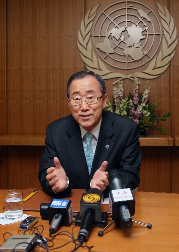 联合国秘书长潘基文在美国纽约联合国总部接受中国记者联合采访(6月25日摄)。潘基文在接受中国记者采访时表示,中国政府在四川地震发生后迅速采取了积极有效的救灾举措,为世界树立了榜样。 新华社记者 侯俊 摄