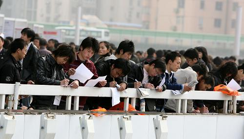 2月21日,在上海体育馆举行的“春季综合人才招聘会”上,求职者在填写求职信息登记表。当日,上海有多场人才招聘会同时举行,场馆内外人潮涌动,春季人才市场火爆。新华社记者 刘颖 摄