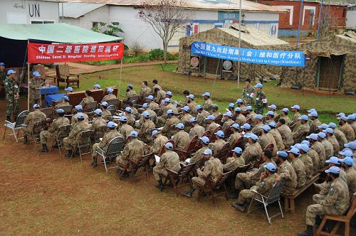 3月17日,在刚果(金)东部城市布卡武,中国维和医疗分队在别国维和部队营地开展流行病调查、普及卫生防病知识。联合国驻刚果(金)特派团(联刚团)在刚东部地区的来自巴基斯坦、孟加拉国、印度等国的12个一级医院和1个三级医院的医务人员于3月17日结束了在中国第九批赴刚果(金)维和医疗分队(二级医院)的观摩学习。新华社发(武国强 摄)