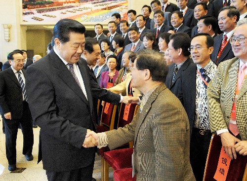 4月24日,中共中央政治局常委、全国政协主席、中国和平统一促进会会长贾庆林在北京会见出席中国和平统一促进会第八届海外会长会议的全体代表。 新华社记者 马占成 摄