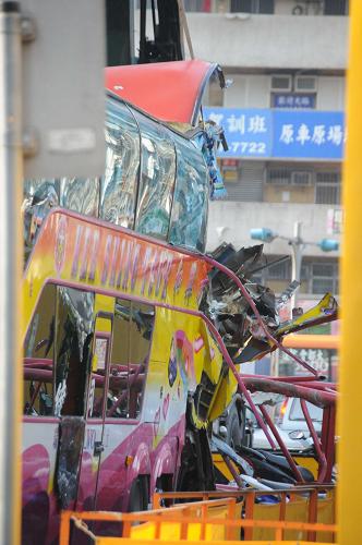 游客乘坐的游览车尾部遭遇重击(4月24日摄)。4月24日中午,来自广东的一个旅游团在台北遭遇意外,目前已知有2名游客身亡,另有2人受伤、1人命危。新华社记者 张勇 摄