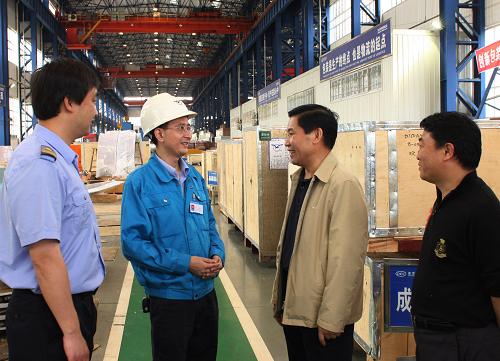 5月9日,成都铁路局绵阳车务段和德阳站干部(右二、左一)深入东汽集团,了解企业的请车需求。这个车务段将东汽集团作为重点援助对象,全力运输生产原料和产品,为东汽恢复生产做出了贡献。绵阳车务段在汶川地震中受灾严重,管内35个车站均遭损坏。灾后一年间,车务段在自身重建的同时,全力投入救灾重建工作,发送旅客500余万人次,向灾区运送物资近1400万吨,并为灾区运出货物450余万吨,有力地支援了地方经济发展和重建工作。新华社发(高锦旭摄)