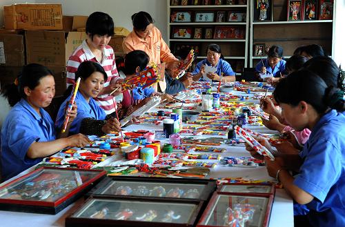 7月17日,当地农村妇女在创业示范基地接受泥塑彩绘技艺培训。曾荣获“中国十大杰出志愿者”“全国优秀农民工”等称号的宁夏回族自治区彭阳县草庙乡周庄村农民郭昊东,7年前走出大山进城务工致富后,依托宁夏总工会在家乡农村投资创办了“工字号”创业示范基地。目前已为家乡培训农民工近千人,向广东、北京、山东等地输出青年农民技工300多人。新华社记者 刘海峰 摄