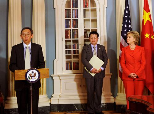 7月28日,美国能源部长朱棣文(左)在华盛顿美国国务院举行的关于中美两国加强在气候变化、能源和环境方面合作的谅解备忘录草签仪式后发表讲话。当天,中国和美国在华盛顿美国国务院草签了关于中美两国加强在气候变化、能源和环境方面合作的谅解备忘录。正在华盛顿主持中美战略与经济对话中战略对话的中国国务委员戴秉国和美国国务卿希拉里·克林顿出席了草签仪式并发表讲话。新华社记者申宏摄