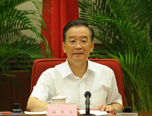 8月17日,国务院总理、国务院振兴东北地区等老工业基地领导小组组长温家宝在北京主持召开领导小组会议,讨论并原则通过《关于进一步实施东北地区等老工业基地振兴战略的若干意见》。 新华社记者 李学仁 摄