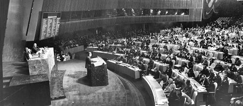 1971年10月25日,第26届联合国大会通过2758号决议:恢复中华人民共和国在联合国的一切合法权利,并立即将蒋介石集团的代表从联合国及其所属一切机构中驱逐出去。从此,中华人民共和国的五星红旗开始飘扬在联合国大厦前的广场上。 以乔冠华为团长、黄华为副团长的中华人民共和国代表团1971年11月15日出席联合国大会第26届会议的全体会议。这是乔冠华团长在会上发表重要讲话(资料照片)。 新华社发