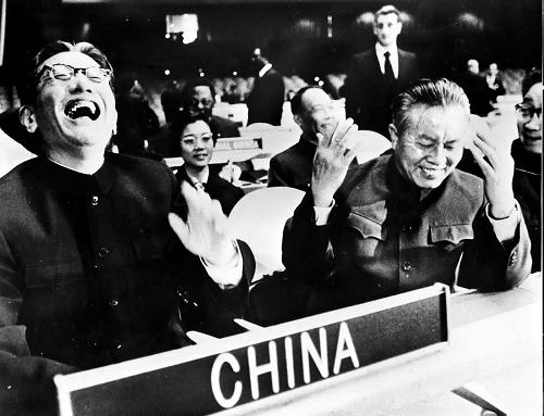 1971年10月25日,第26届联合国大会通过2758号决议:恢复中华人民共和国在联合国的一切合法权利,并立即将蒋介石集团的代表从联合国及其所属一切机构中驱逐出去。从此,中华人民共和国的五星红旗开始飘扬在联合国大厦前的广场上。 第26届联大会上的中国代表席,左一为中华人民共和国外交部副部长乔冠华,右一为中国常驻联合国代表黄华(资料照片)。新华社发