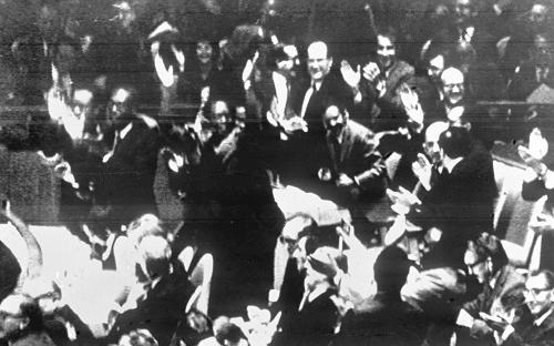 1971年10月25日,第26届联合国大会通过2758号决议:恢复中华人民共和国在联合国的一切合法权利,并立即将蒋介石集团的代表从联合国及其所属一切机构中驱逐出去。从此,中华人民共和国的五星红旗开始飘扬在联合国大厦前的广场上。 联合国大会第26届会议,于1971年10月25日晚以76票赞成、35票反对、17票弃权的压倒多数,通过了阿尔巴尼亚、阿尔及利亚等23国提出的要求恢复中华人民共和国在联合国的一切合法权利、立即驱逐蒋介石集团的提案。图为提案以压倒多数通过后,出席联大的各友好国家的代表,热烈鼓掌欢呼的场面(资料照片)。新华社发