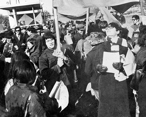 1971年10月25日,第26届联合国大会通过2758号决议:恢复中华人民共和国在联合国的一切合法权利,并立即将蒋介石集团的代表从联合国及其所属一切机构中驱逐出去。从此,中华人民共和国的五星红旗开始飘扬在联合国大厦前的广场上。 1971年11月11日,旅居美国爱国华侨从美国各地来到纽约肯尼迪国际机场,热烈欢迎中华人民共和国出席联合国大会第26届全体会议的代表团。图为爱国华侨青年,兴高采烈地等候祖国代表(资料照片)。新华社发