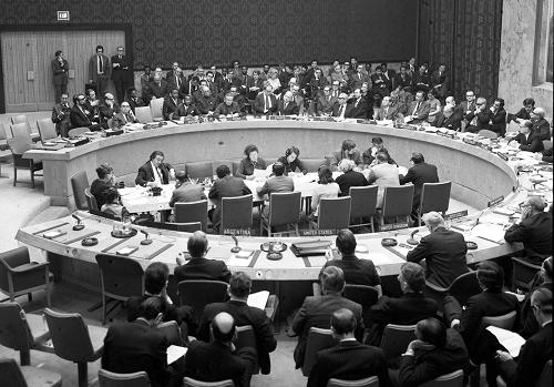 1971年10月25日,第26届联合国大会通过2758号决议:恢复中华人民共和国在联合国的一切合法权利,并立即将蒋介石集团的代表从联合国及其所属一切机构中驱逐出去。从此,中华人民共和国的五星红旗开始飘扬在联合国大厦前的广场上。 1971年11月23日下午,中华人民共和国常驻联合国安全理事会代表黄华、副代表陈楚,第一次出席了安理会会议,受到了各理事国代表的欢迎。图为会场全景(资料照片)。 新华社发
