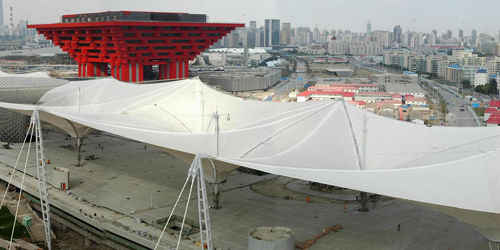 上海世博园工地鸟瞰,在建的世博轴、阳光谷、演艺中心、中国馆等建筑尽收眼底(11月6日拍摄,拼图)。新华社发(张维章 摄)