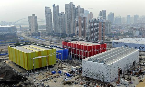 11月8日拍摄的上海浦西世博园区在建的未来实践区场馆。 随着世博临近,浦西世博园区建设正抓紧时间进行最后冲刺,争取年底基本完成建设。目前浦西世博园区场馆建设工地一片热火朝天的景象,一批场馆已展露新貌。新华社发(郭长耀 摄)