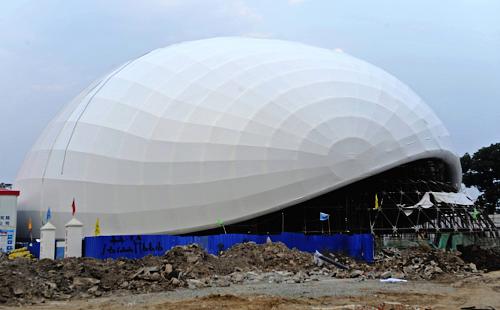 上海浦西世博园区在建的航空馆正在安装高科技薄膜(11月8日拍摄)。 随着世博临近,浦西世博园区建设正抓紧时间进行最后冲刺,争取年底基本完成建设。目前浦西世博园区场馆建设工地一片热火朝天的景象,一批场馆已展露新貌。新华社发(郭长耀 摄)
