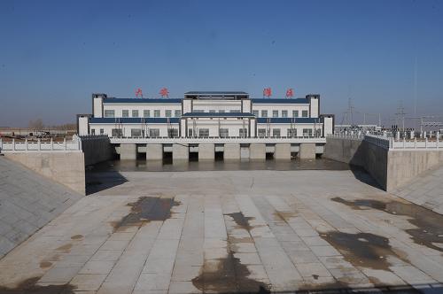 这是建设完工的吉林省大安灌区渠首泵站(11月5日摄)。目前,已经实施一年多的《吉林省增产百亿斤商品粮能力建设总体规划》各个开工项目进展顺利,已经出现耕地面积增、粮食产量丰、农民收入涨的好迹象。吉林省位于松辽平原腹地,土质肥沃,是世界著名的三大“黄金玉米带”之一。作为国家重要的商品粮生产基地和粮食主产区,吉林省承担着维护国家粮食生产的重要责任。这一规划实施后,吉林省将成为继河南、山东、江苏、黑龙江省之外的又一个粮食总产过600亿斤的产粮大省。新华社记者 蒋林 摄