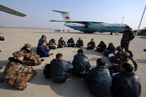 1月31日,在河北石家庄正定国际机场,执行此次飞行任务的空军某部指战员在研究飞行方案。当日,中国政府向蒙古国政府提供的人道主义援助物资在河北石家庄正定国际机场由空军某部的三架军用运输机运往蒙古。为帮助蒙古国政府克服30年来罕见的雪灾困难,中国政府向蒙古国提供了便携式发电机、棉被、大米等一批紧急人道主义物资援助。新华社记者 金良快 摄