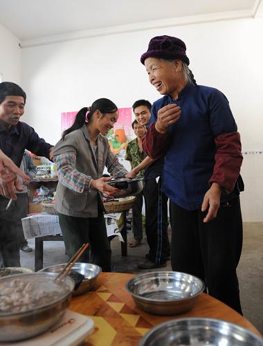 2月10日,在广西东兰县三弄瑶族乡上弄宁屯,一户村民在准备过年吃的食品。春节临近,遭遇持续干旱的广西河池市全力投入抗旱工作,使东兰、凤山、大化等地受灾群众的节日生活用水得到保障。目前旱区群众正在准备过年,节日喜庆气氛渐浓。新华社记者 黄孝邦 摄
