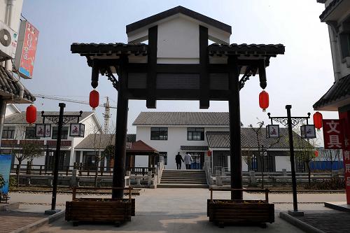 这是苏州市援建的绵竹市孝德镇水街一角(3月11日摄)。汶川地震两周年即将到来,江苏省苏州市对口援建地震极重灾区四川省绵竹市的大部分项目即将完工。苏州市在对口援建中,将苏州园林风格与川西民居风格相融合,为绵竹市打造了一个个实用而美丽的公共建筑。新华社记者 陈燮 摄