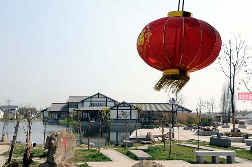这是苏州市援建的绵竹年画产业基地外景(3月16日摄)。汶川地震两周年即将到来,江苏省苏州市对口援建地震极重灾区四川省绵竹市的大部分项目即将完工。苏州市在对口援建中,将苏州园林风格与川西民居风格相融合,为绵竹市打造了一个个实用而美丽的公共建筑。新华社记者陈燮摄