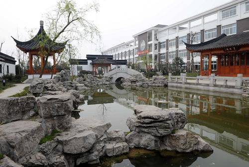 这是苏州常熟市援建的绵竹市土门镇学校内的园林景观(3月13日摄)。汶川地震两周年即将到来,江苏省苏州市对口援建地震极重灾区四川省绵竹市的大部分项目即将完工。苏州市在对口援建中,将苏州园林风格与川西民居风格相融合,为绵竹市打造了一个个实用而美丽的公共建筑。新华社记者陈燮摄