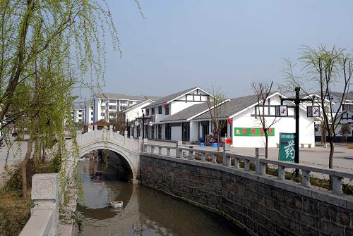 这是苏州市援建的绵竹市孝德镇水街一角(3月11日摄)。汶川地震两周年即将到来,江苏省苏州市对口援建地震极重灾区四川省绵竹市的大部分项目即将完工。苏州市在对口援建中,将苏州园林风格与川西民居风格相融合,为绵竹市打造了一个个实用而美丽的公共建筑。新华社记者陈燮摄