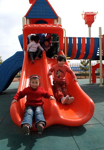 5月6日,内蒙古自治区鄂尔多斯市伊金霍洛旗札萨克镇幼儿园孩子在课间玩耍。从2010年开始,内蒙古鄂尔多斯市在落实国家确保义务教育经费机制的前提下,对全市的蒙古族学生3年幼儿园、6年小学、6年中学直至4年大学本科毕业,实行19年的免费教育。目前鄂尔多斯市除了对幼儿园的蒙古语授课幼儿每人每月免除240元的保教费、读物费外,还每月补助120元伙食费;对中学生除“两免一补”外,每年还补助200元交通费,并且减免中考、高考考务费;对考取专科、普通本科和国家重点本科院校的蒙古族学生,每人每年分别提供3000元、5000元和7000元的补助费。新华社记者 张领 摄