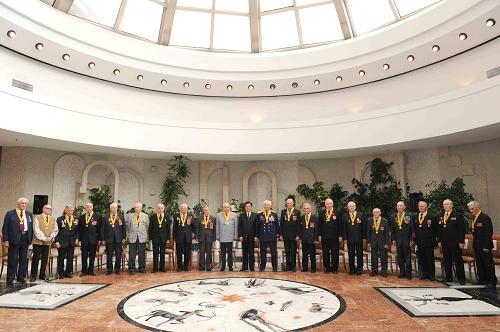 5月8日,中国国家主席胡锦涛在莫斯科会见曾参加中国人民抗日战争东北战场战斗的俄罗斯老战士代表。 新华社记者 饶爱民 摄
