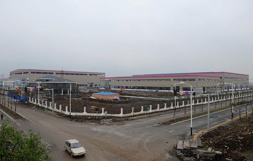 这是5月12日拍摄的汉旺新镇无锡工业园一角,目前已经有总投资10亿余元的4家企业签订协议入驻。当日是汶川地震两周年纪念日,许多绵竹市民前往汉旺,吊唁地震中失去的亲人和朋友。与此同时,江苏省无锡市对口援建汉旺镇的22个项目,也竣工交付使用,一个美丽的新汉旺,已经在地震遗址旁崛起。新华社记者 陈燮 摄