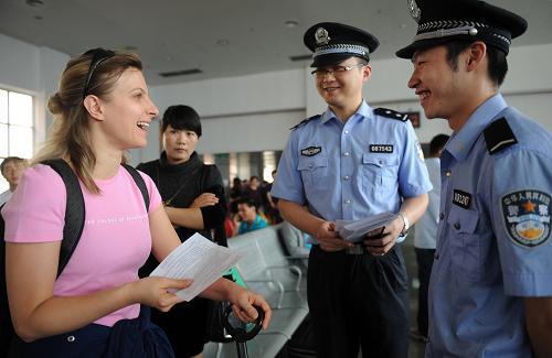 5月12日,来自意大利的游客阿塞莉对向她提供帮助的铁路民警表示感谢。当日,杭州火车站派出所民警来到火车站,向旅客发放铁道部、公安部关于世博期间旅客乘坐进沪列车相关规定的宣传单,并为旅客提供引导和咨询服务。为确保上海世博会举办期间旅客乘坐火车安全有序,浙江铁路公安机关确定了以杭州、杭州南、宁波、嘉兴等6个车站为重点铁路口岸,以进(经)沪为重点列车和线路区段进行流动打击整治等专项行动,密织“环沪护城河”铁路安全网,共投入安保力量3500余人次,通过身份查询综合系统对比人员46.3万人、检查进沪列车1830列。新华社记者 王小川 摄