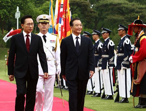 5月28日,韩国总统李明博在首尔青瓦台总统府举行仪式欢迎中国国务院总理温家宝。新华社记者 姚大伟 摄