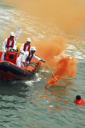 7月30日,南海救助局海上救助志愿分队在琼州海峡进行水上救生演练。新华社发(彭桐 摄)