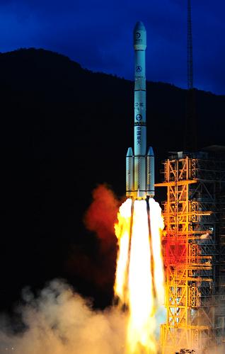 10月1日18时59分57秒,搭载着嫦娥二号卫星的长征三号丙运载火箭在西昌卫星发射中心点火发射。新华社记者李刚摄