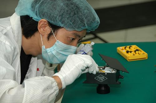 这是研制人员正在组装嫦娥二号卫星降落相机。新华社发