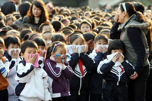 11月8日,江苏省苏州市敬文实验小学学生在老师指挥下参加消防演练。当日,多地举行消防演练及宣传活动,迎接11月9日全国消防日。新华社发(华雪根 摄)