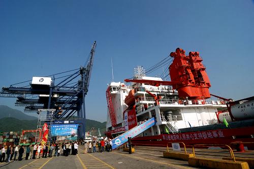11月9日,深圳市民参观“雪龙号”极地科学考察船。新华社发(吕翔 摄)