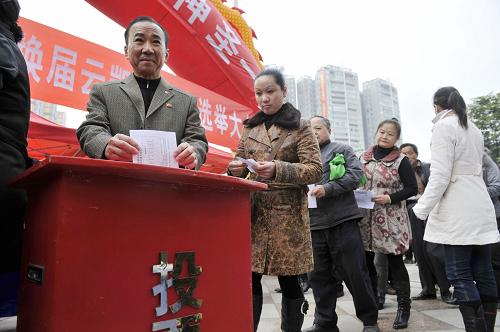 11月16日,选民在直选现场投票。新华社记者 欧东衢摄