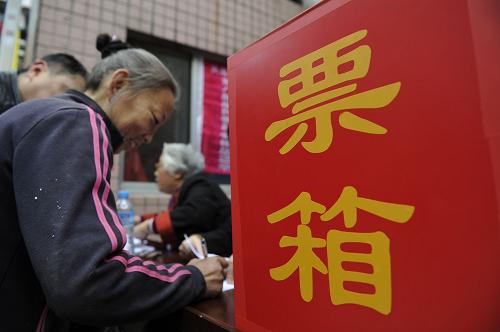 11月16日,选民在直选现场填写选票。新华社记者 欧东衢摄