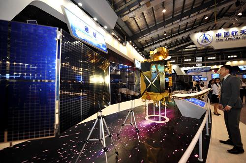 这是展出的东方红四号通信卫星平台模型(11月16日摄)。新华社记者 梁旭 摄