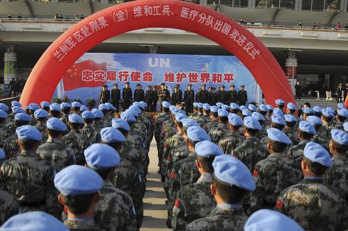 11月19日,在西安咸阳国际机场,即将出征的赴刚果(金)维和部队官兵整装待发。当日,中国第十二批赴刚果(金)维和部队第一梯队80名工兵分队官兵和20名医疗分队官兵从西安咸阳国际机场飞赴刚果(金),开始执行为期8个月的维和任务。这是中国自2003年参加联合国刚果(金)维和行动以来实施的第11次轮换。中国第十二批赴刚果(金)维和部队的218人全部来自兰州军区。新华社发(武国强 摄)
