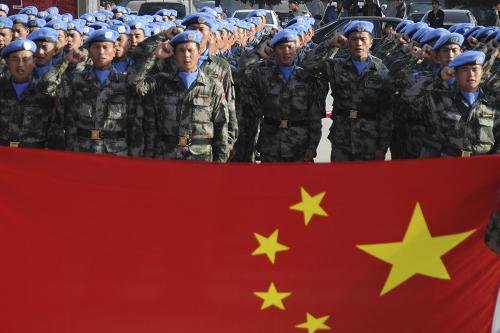 11月19日,在西安咸阳国际机场,即将出征的赴刚果(金)维和部队官兵整齐列队,向国旗庄严宣誓。新华社发(武国强 摄)
