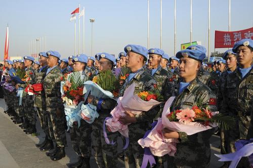 11月19日,在西安咸阳国际机场,即将出征的赴刚果(金)维和部队官兵整装待发。新华社发(武国强 摄)