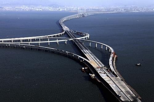 这是2010年12月8日航拍的建设中的青岛海湾大桥。新华社发(赵鲁英 摄)